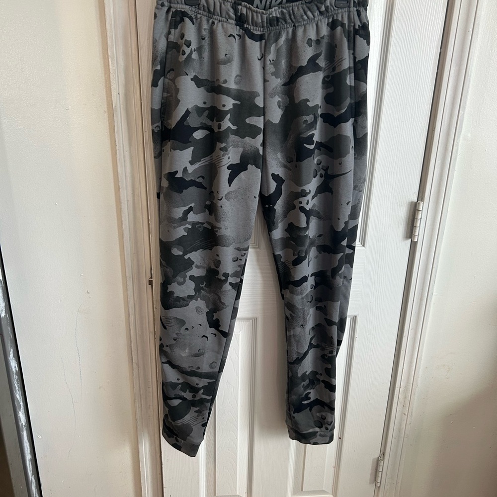 Man Nike Black & Gray Camo Zip Hoodie and Joggers - Picture 7 of 8